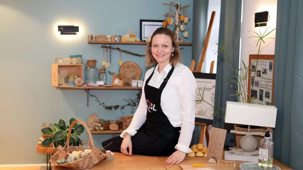 Dans les coulisses de “De la Fleur au Pot” : l’artisan qui redonne du sens aux cosmétiques